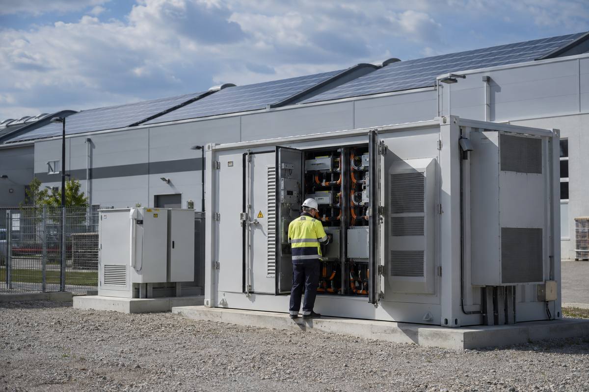 Gewerbespeicher und Großbatteriespeicher: Anwendungen, Auslegung und Partnerwahl