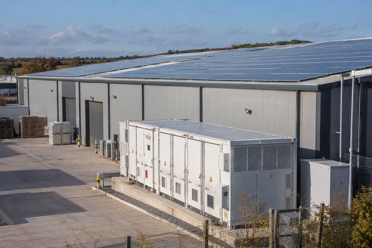 Stockage batterie en entreprise : usages, dimensionnement et choix d'un intégrateur BESS