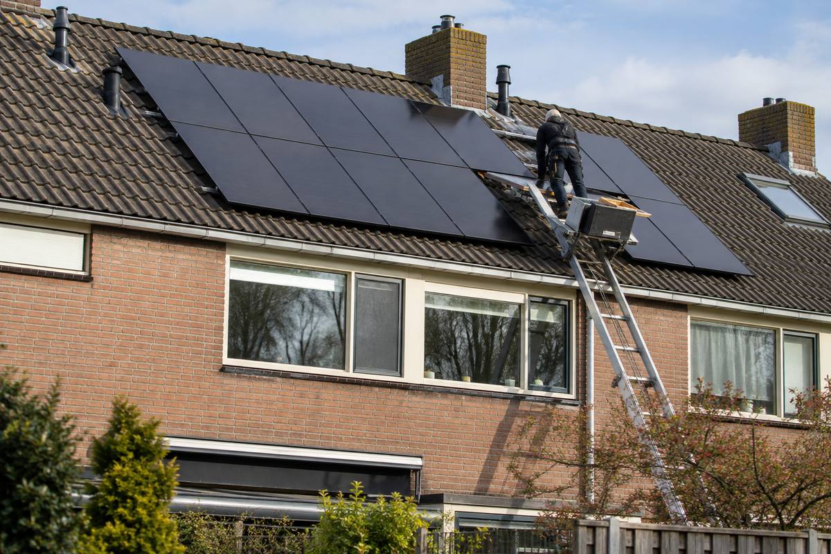 Wat kosten zonnepanelen in 2026? Prijzen per systeem, per wattpiek en wat je echt betaalt